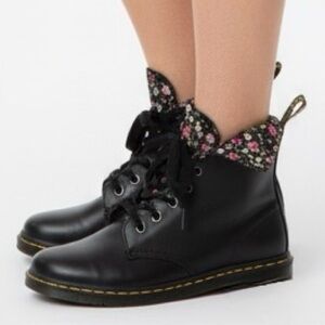Dr. Martens Stratford Boot Black Leather Lace-Up 9 Hole Foldover Floral 7